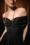 Siyah Düşük Omuzlu Balon Etek Detaylı Mini Elbise