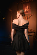 Siyah Düşük Omuzlu Balon Etek Detaylı Mini Elbise