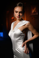 Beyaz Saten Kalp Yaka Şal Detaylı Uzun Elbise