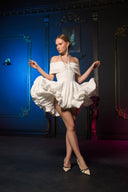 Beyaz Düşük Omuzlu Balon Etek Detaylı Mini Elbise