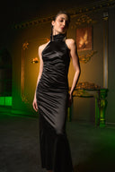 Siyah Saten Sırt Dekolteli Yırtmaç Detaylı Elbise